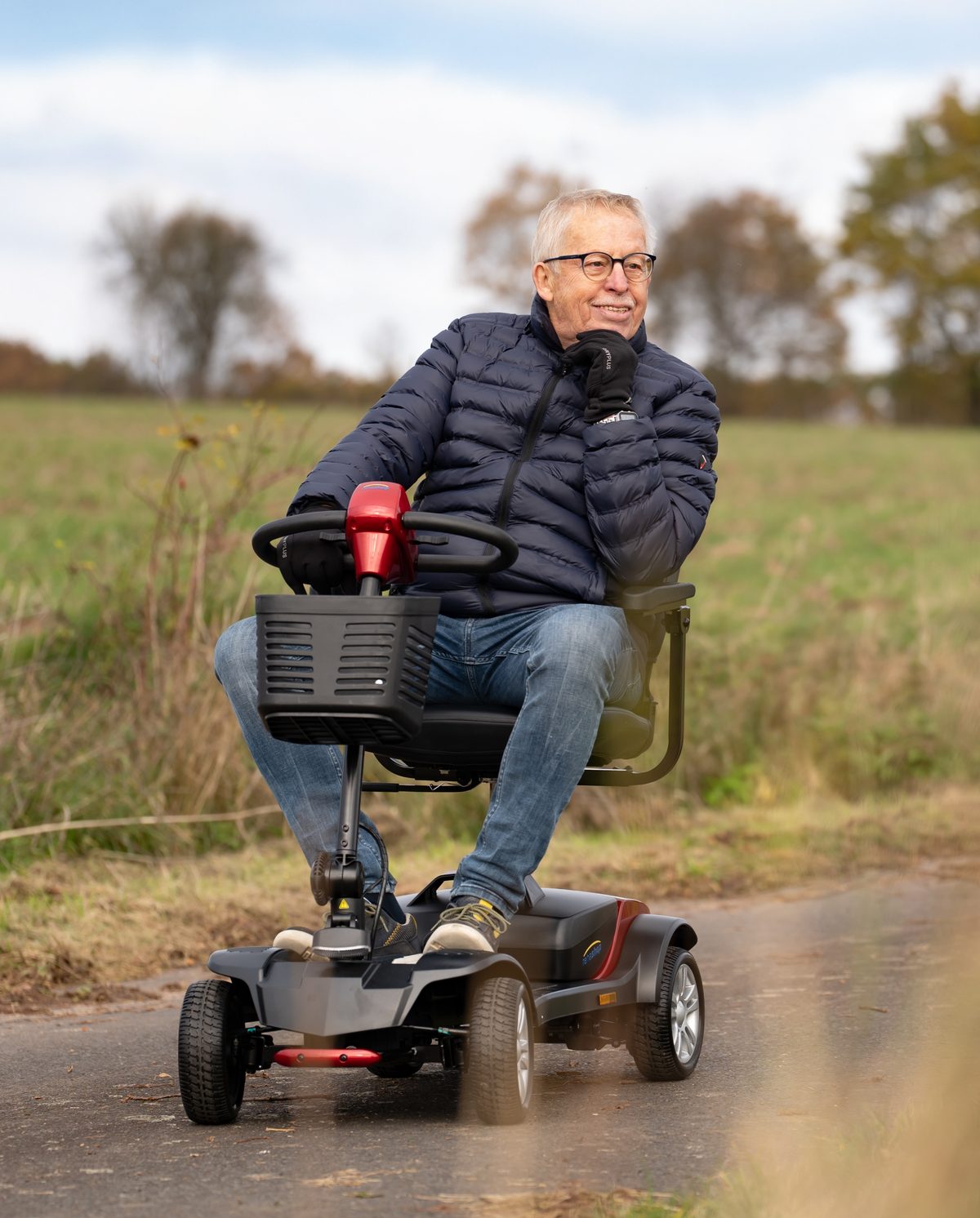 Mann fährt mit Elektromobil über einen Feldweg